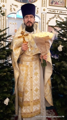 После Литругии в день памяти святителя Василия Великого прихожане поздравили батюшку с Тезоименитством