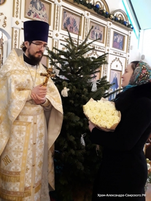 После Литругии в день памяти святителя Василия Великого прихожане поздравили батюшку с Тезоименитством